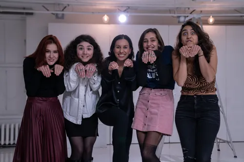 Luisa Galatti, Maria Müller, Melina Moghadassian, Giorgia Valenti, and Ana Moioli posing like rabbits.